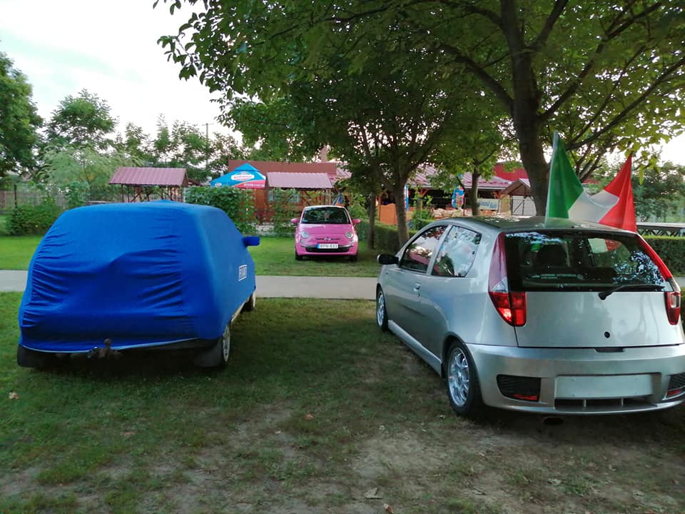 Van aki alszik! Vannak akik messziről szemeznek! :D